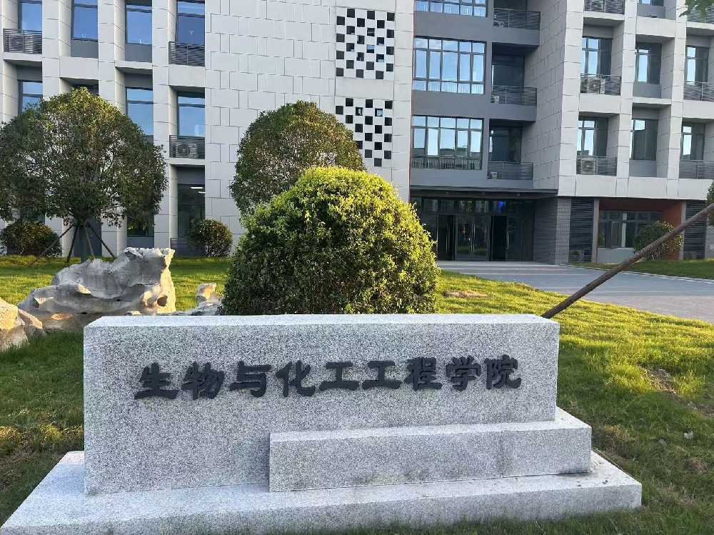 前锋区扬州职业大学体育场高杆灯项目